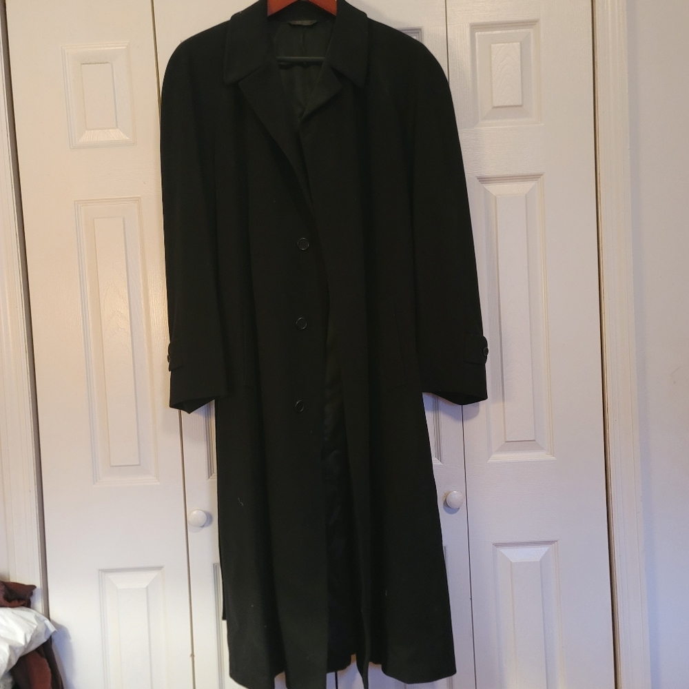 Barneys Cashmere Overcoat. Black. Size 50.